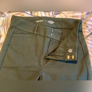 High-wasted polished pixie skinny pants Size 2
Old Navy. NWOT